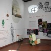 Süd-Westwand: Zeichnungen, Text-Objektkombinationen, Textposter, Telefon mit Ton (Lesung einer Spamstory), schwarze Bodenarbeit von Spammuseum; Hubschrauber, Emoticonbayer und "mach dein ding..." von Chatbook