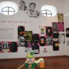 Westwand, Zeichnungen und Textposter Spammuseum, Poster und Emoticonbayer Chatbook
