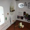 Süd- und Westwand mit Zeichnungen, Texten und Objekten aus dem Spammuseum, Poster, Folientext und Großprint aus dem Chatbook